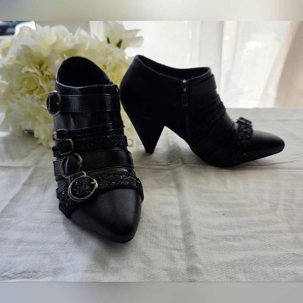 YRU Black Buckle Strap Heels